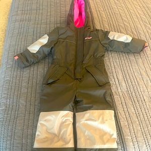 4T snow suit in great condition.  Only worn a couple of times.